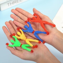 壁に登るスパイダーマンのおもちゃはクモの人の手のひらの流星のハンマーを支えて神器のアイデアを解凍します。