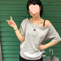 一字肩露肩灰色半袖tシャツ女性夏新デザイン感小衆気質ゆるい肩上着女性