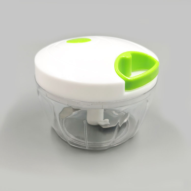 手動の野菜切り器の手で縄を引いてニンニクを切る器はニンニクをいじります。|undefined
