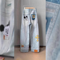 アニメのミッキーは布を貼って刺繍します。