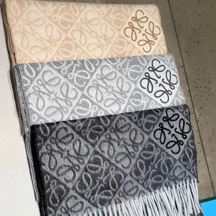 老罗围巾代购24冬季新款棋盘格奶茶色围脖羊毛绒流苏披肩BBR