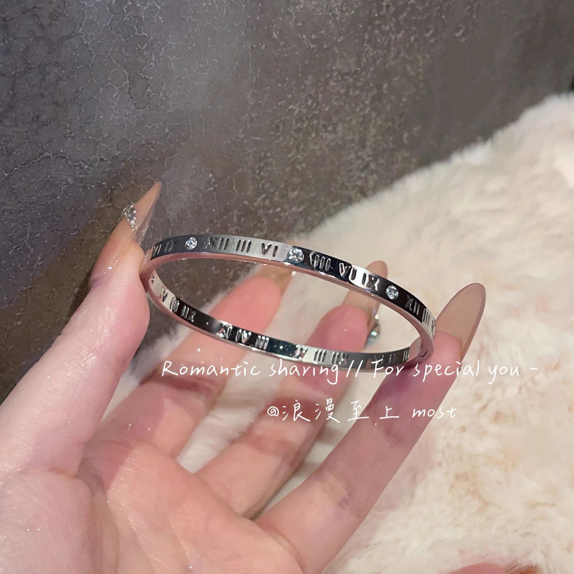 Roman digital bracelet