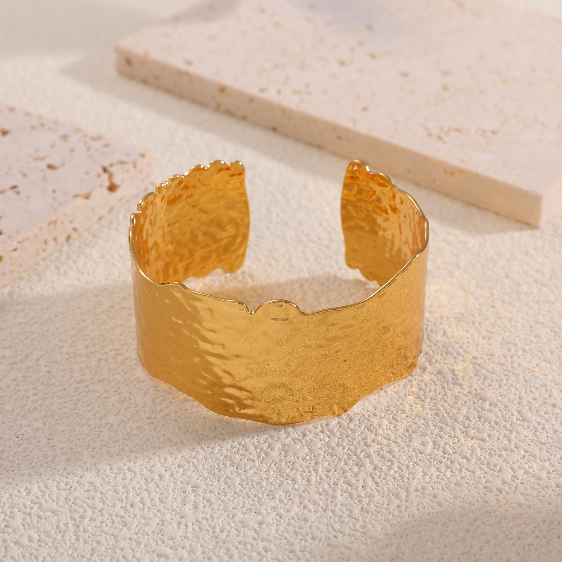 Europa y los Estados Unidos oro galvanizado imitación de frita abertura pulsera temperamento pulsera de moda transfronteriza lujo ligero alta sensación de joyas al por mayor