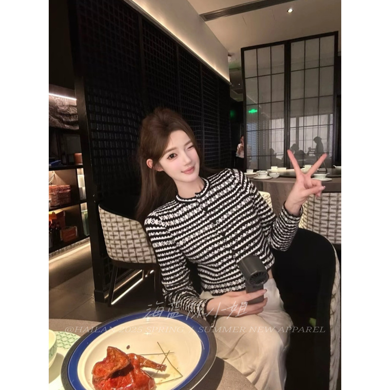 Black and White Contrast Stripesd Long-Sleeved Knitted Cardigan Jacket for Women 2025 Early Autumn New Sexy Slim Short Top