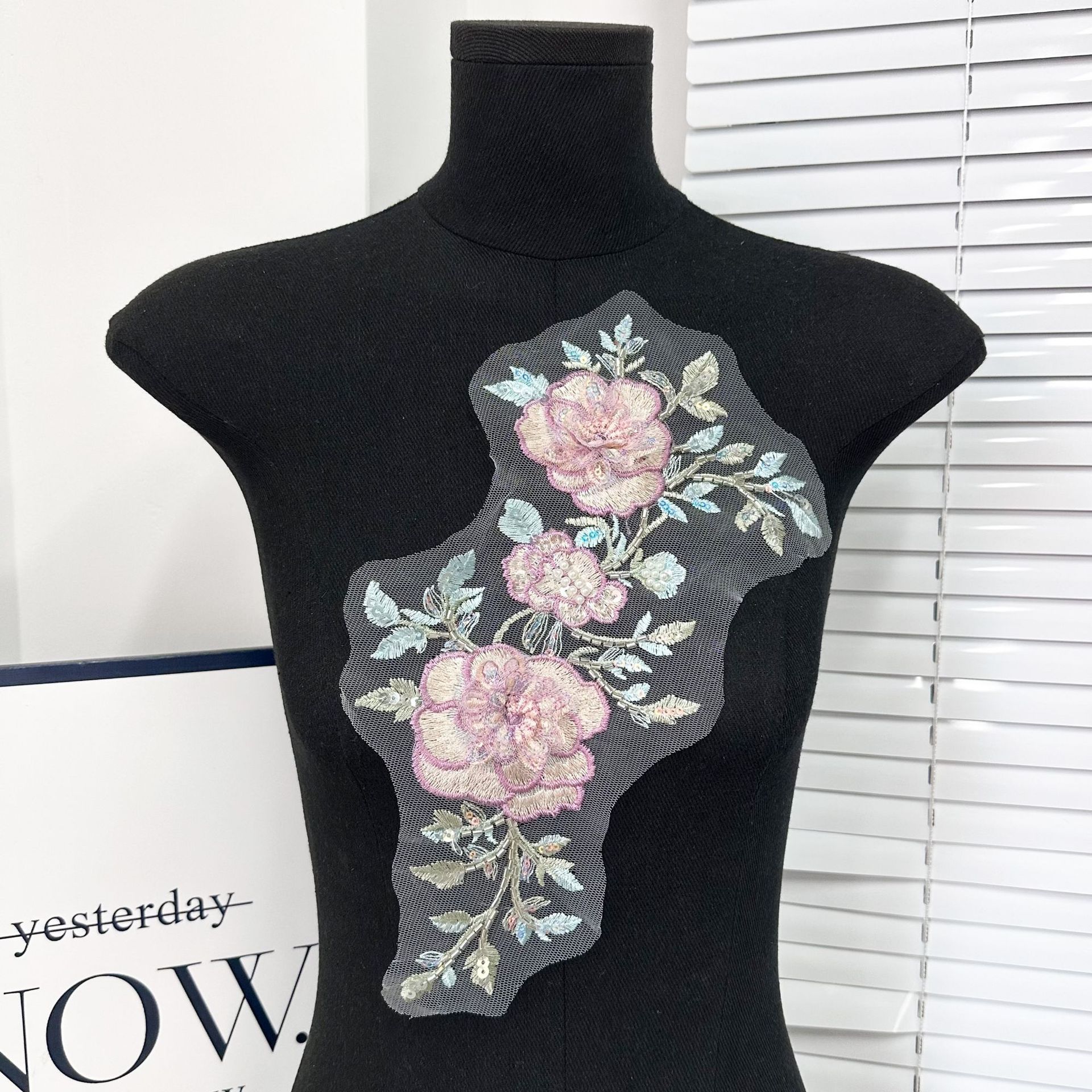 Requisitos 3D sequinilla bordado floral malla decal ropa DIY accesorios vestido collar pecho bordado parche