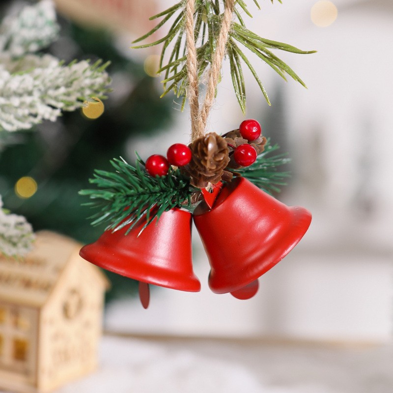 国境を越えた新しいクリスマスベルの扉にベルをかける赤果松果風鈴クリスマスツリーがクリスマス装飾品を飾っている|undefined