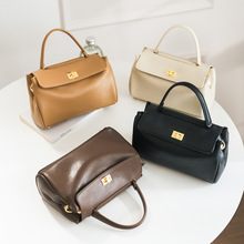 ����Ů2025�r�аٴ�W��ܛƤŮʿ������μ�б����{�XƷ�|��