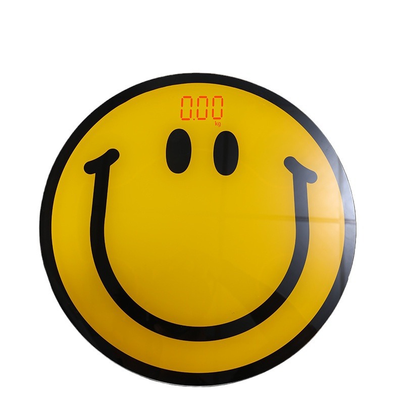 La cara sonriente creativa del fabricante pesa la báscula electrónica del cuerpo humano inteligente y precisa.