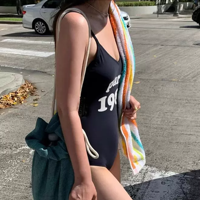 特价深色字母小胸温泉比基尼性感简约泳装带胸垫无袖休闲连体泳衣