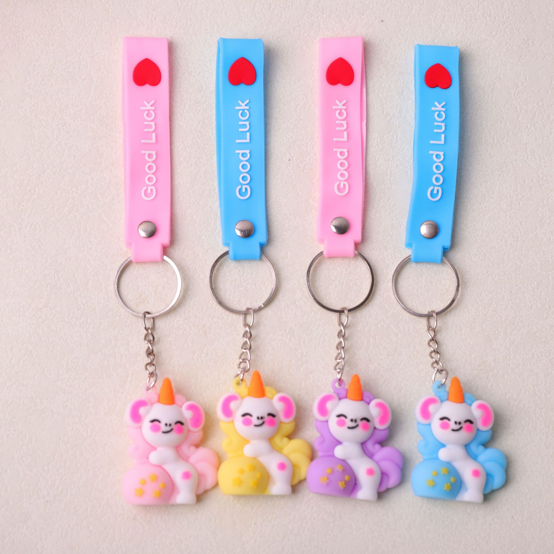 Unicornio de dibujos animados muñeca llavero colgante en línea de popularidad accesorios para jugar adorables muñecas de goma suave empujar regalos al por mayor