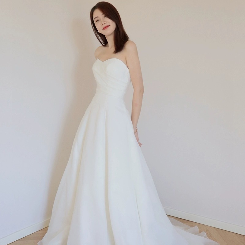 Simple Strapless Light Wedding Dress 2026 New Satin French Style with a Small Train for Brides, Elegant for Wedding and Travel Photography