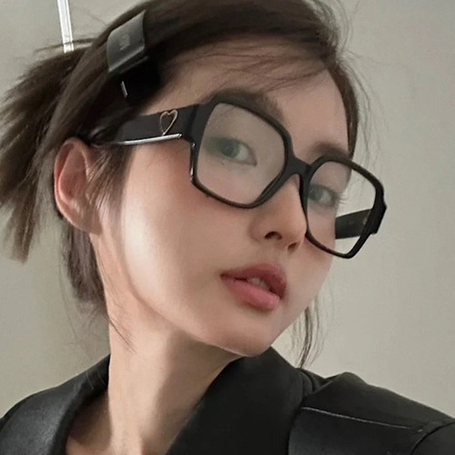 Retro Heart-Shaped Oversized Thick-Rimmed Plain Spectacle Frame for Women, Ideal for Students and Nearsightedness, Fashionable and Slimming