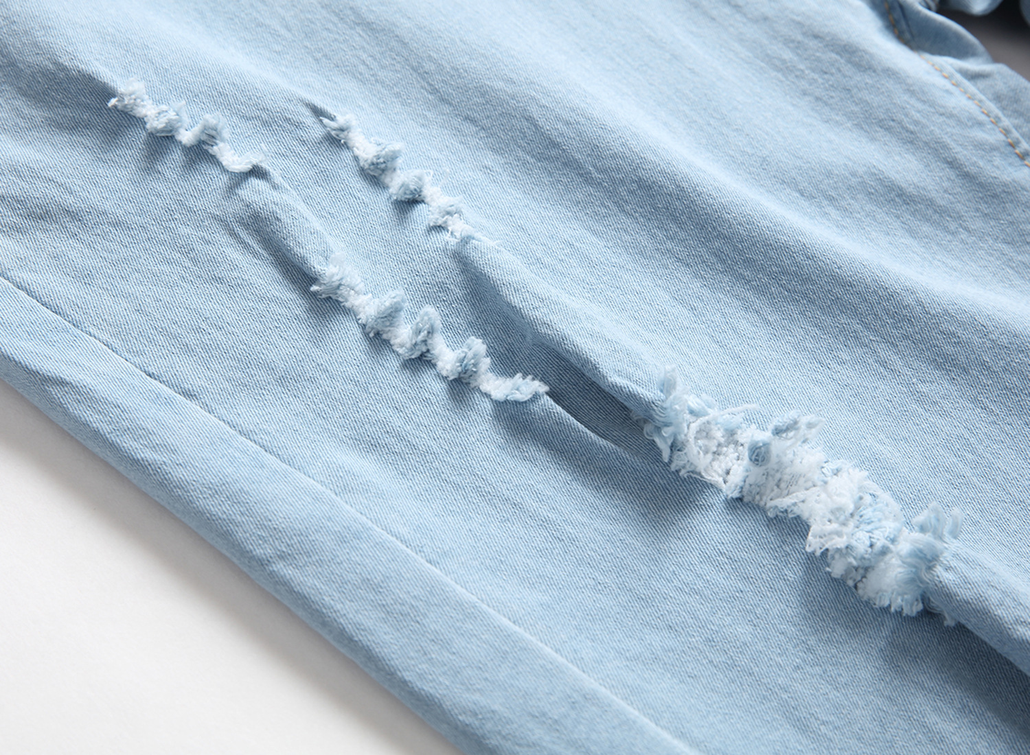 Bianco e vissuto slim per i jeans da uomo dalla vestibilità attillata_voghion.com