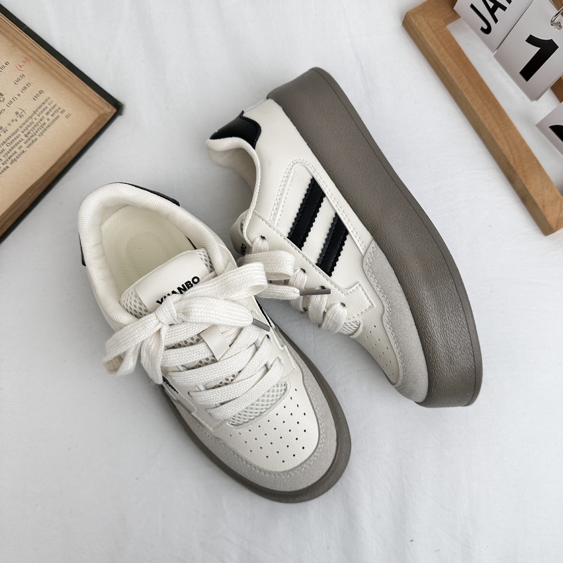 Zapatillas de todo fósforo de suela gruesa de onda lejana para estudiantes versión coreana de zapatos blancos Harajuku 2025 primavera nueva tendencia zapatos de lona en nombre del cabello
