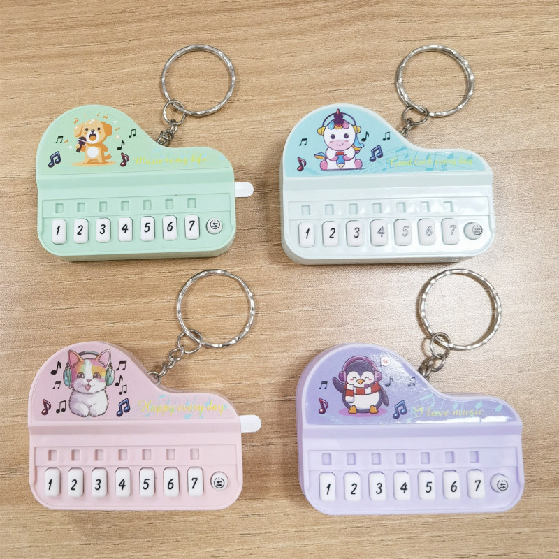 創意的なミニピアノのキーホルダーが光ります。|undefined