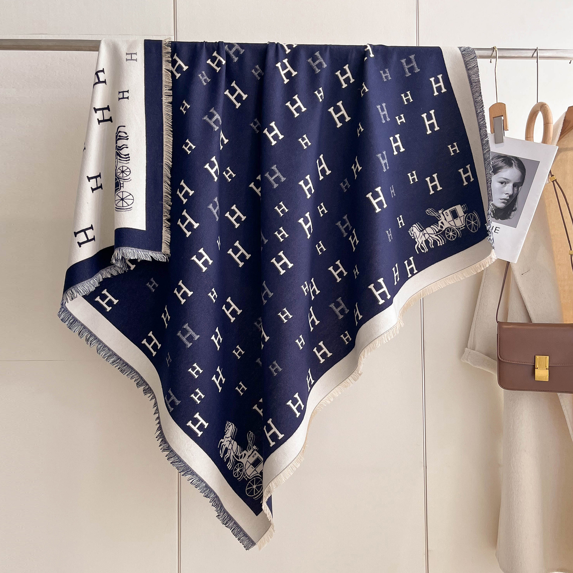 Moda de invierno universal bufandas cuadradas clásicas carruajes imitación bufandas de cachemira de doble cara calentamiento grueso doble uso capa de hombro para mujeres