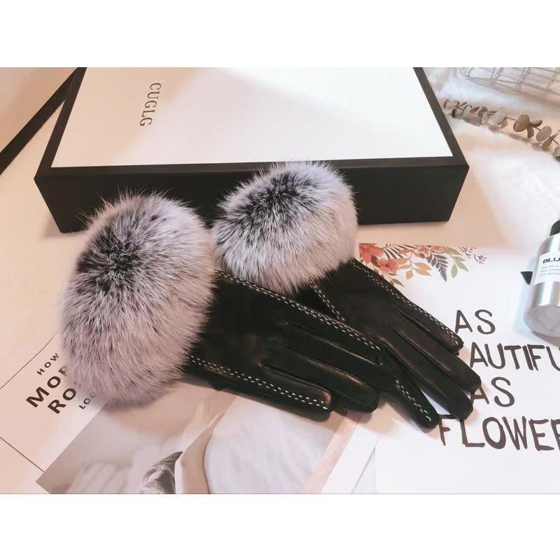 羊の皮の手袋の女性の冬のかわいい韓国版のウサギの毛は厚い保温の防寒に乗ってタッチパネルの皮の手袋に乗って運転します。