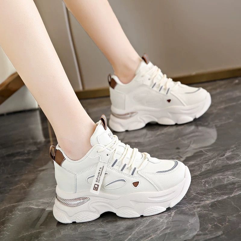 Ins tide interior aumento de altura zapatos 2025 nuevo primavera y otoño zapatos de padre para mujeres suela gruesa para correr no cansarse pies pequeños zapatos blancos