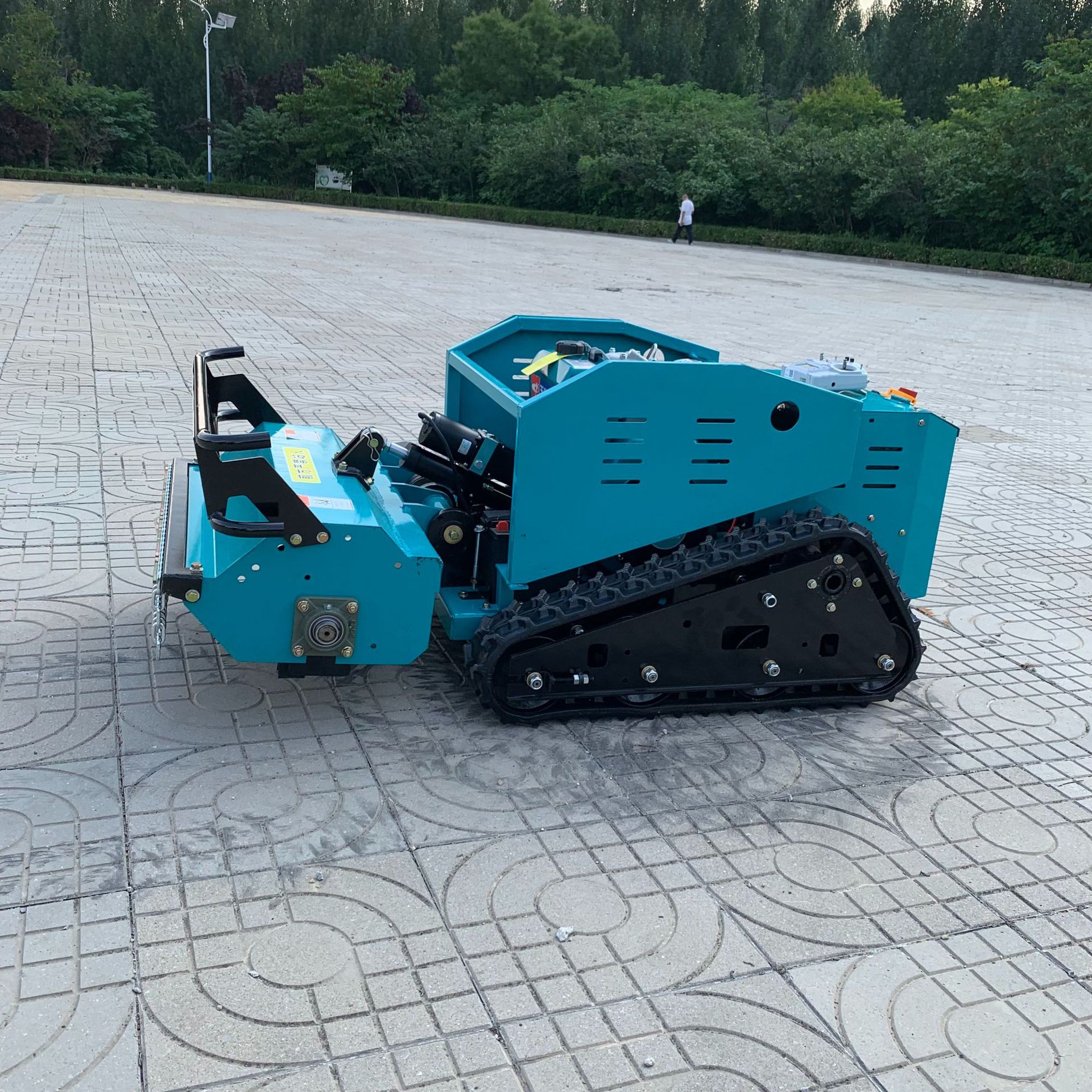 遥控割草机多功能草坪碎草机全自动开荒遥控除草机柴油碎草机