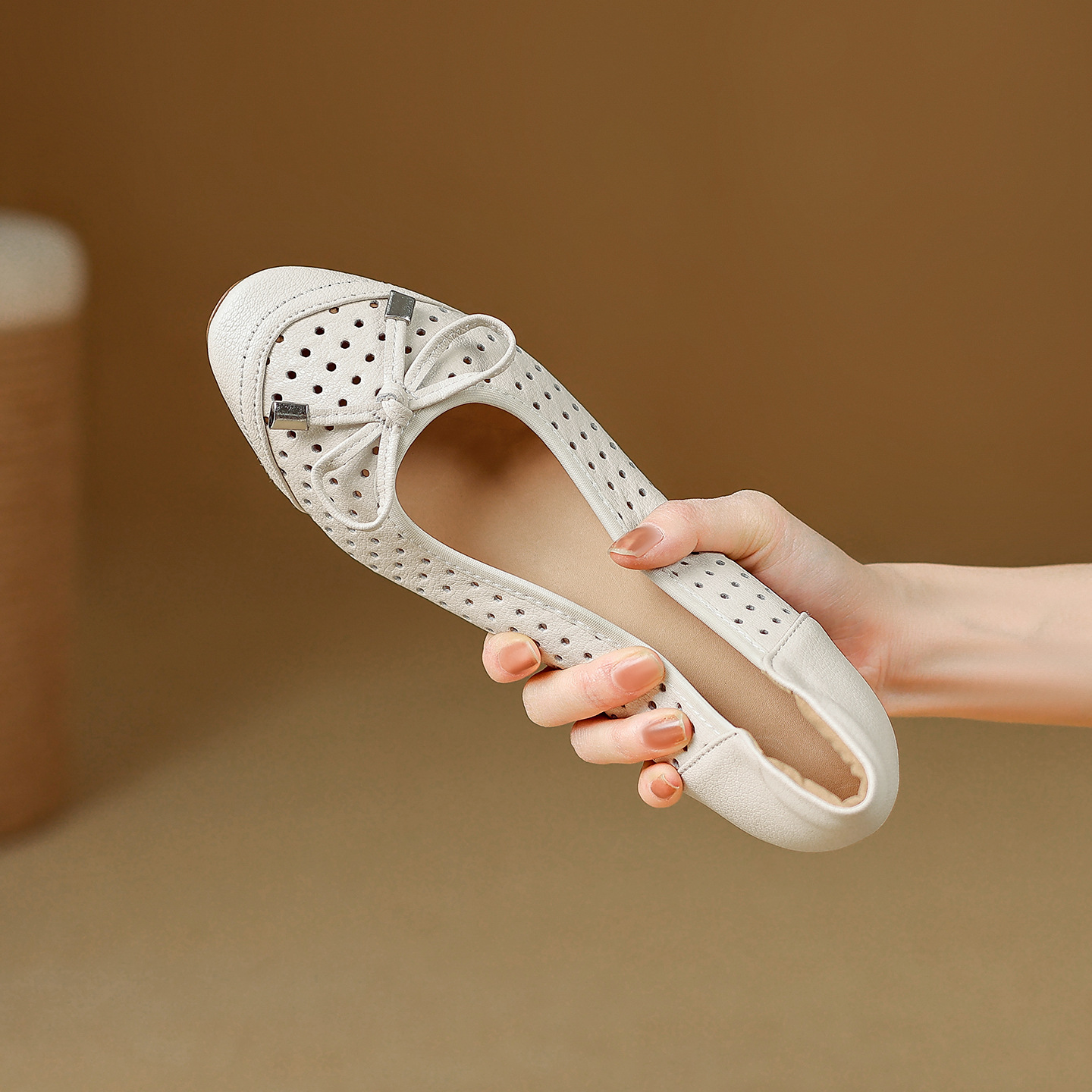 Giày sandal nữ hở mũi gót thấp 3,5 cm, thiết kế đục lỗ thoáng mát, phong cách đơn giản bốn mùa — màu trắng ngà