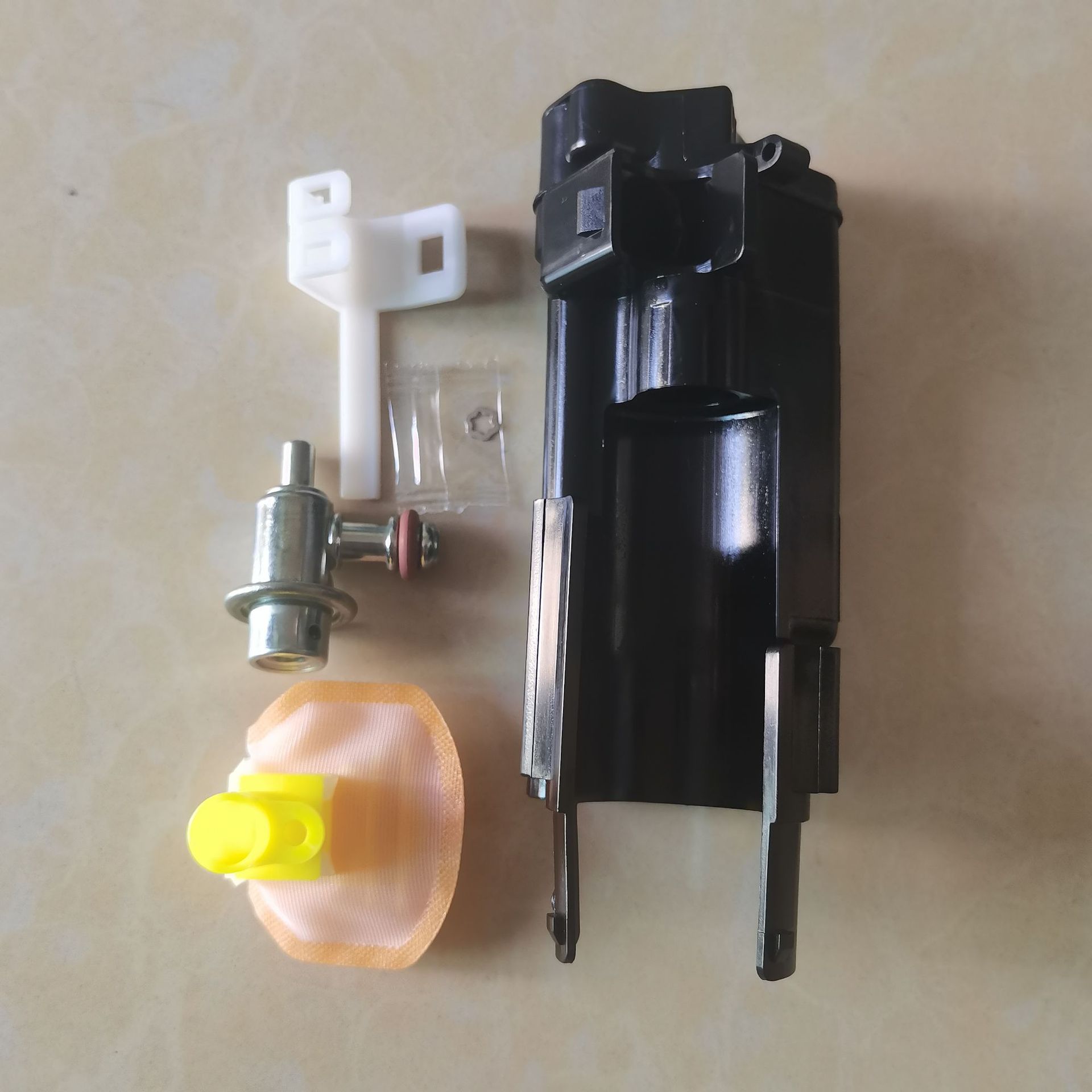 Spot al por mayor 1541024fb0 adecuado para filtro de gasolina de motocicleta Suzuki, filtro de gasolina, rejillas de gasolina