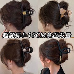 大きいサイズの髪の量が多いinsはサメを捕まえて後頭部を挟みます。