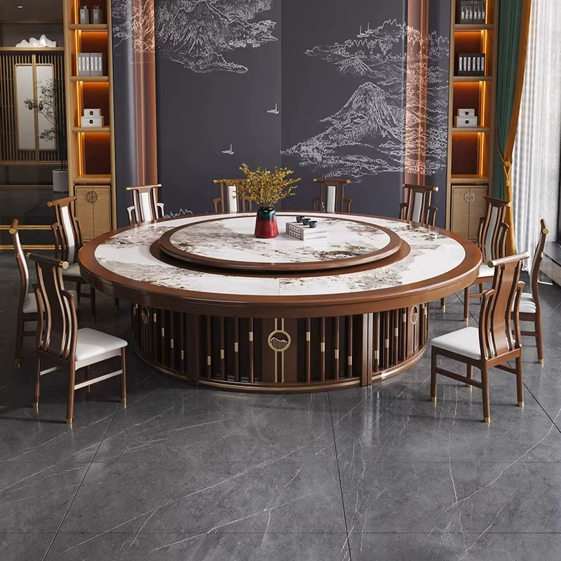 Большой круглый стол в отеле из массива дерева