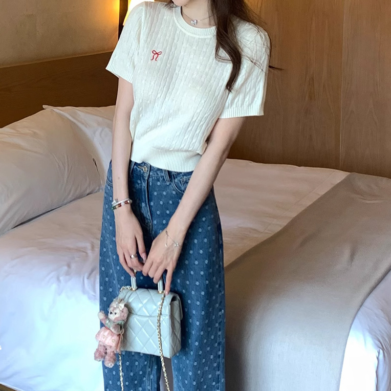 Summer white design knitted T-shirt with bow with a round collar