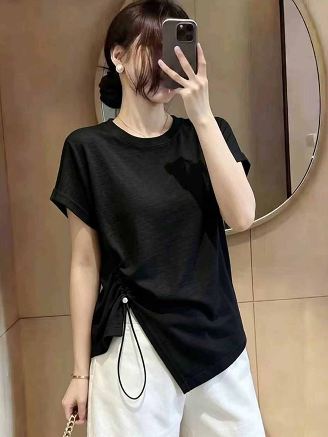 Áo thun nữ tay ngắn thiết kế dây rút không đều, form rộng thoải mái — màu đen