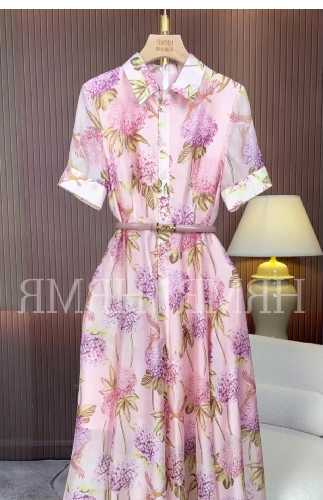 Váy hoa nhỏ chiết eo tay ngắn phong cách Hồng Kông cổ điển — Màu hồng