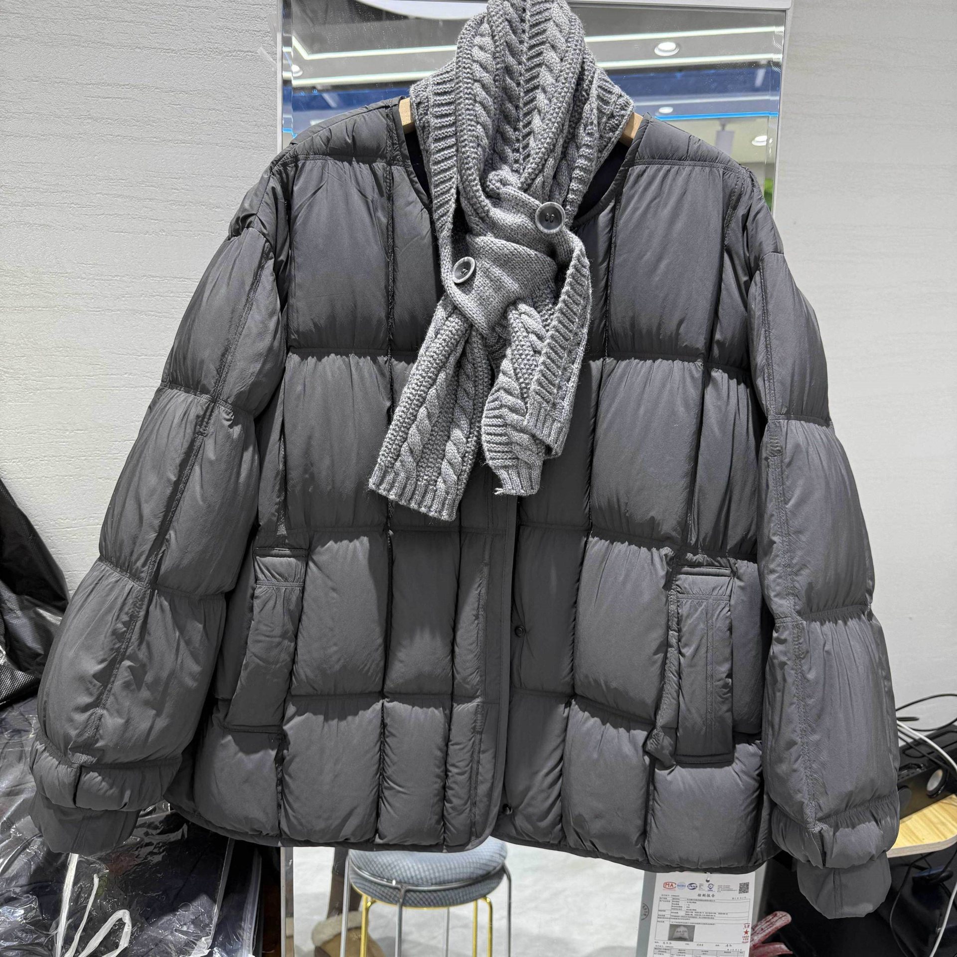 豆腐块配围巾圆领时尚羽绒服女短款2025冬季新款轻薄显瘦保暖外套
