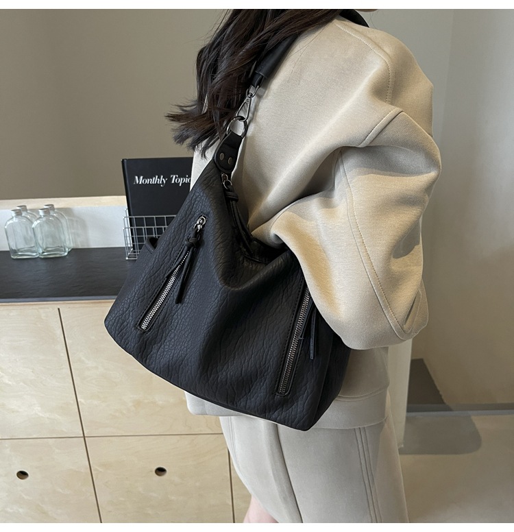 Solid Color Pattern Women's Pu Leather Solid Color Vintage Style Classic Style Square Zipper Crossbody Bag