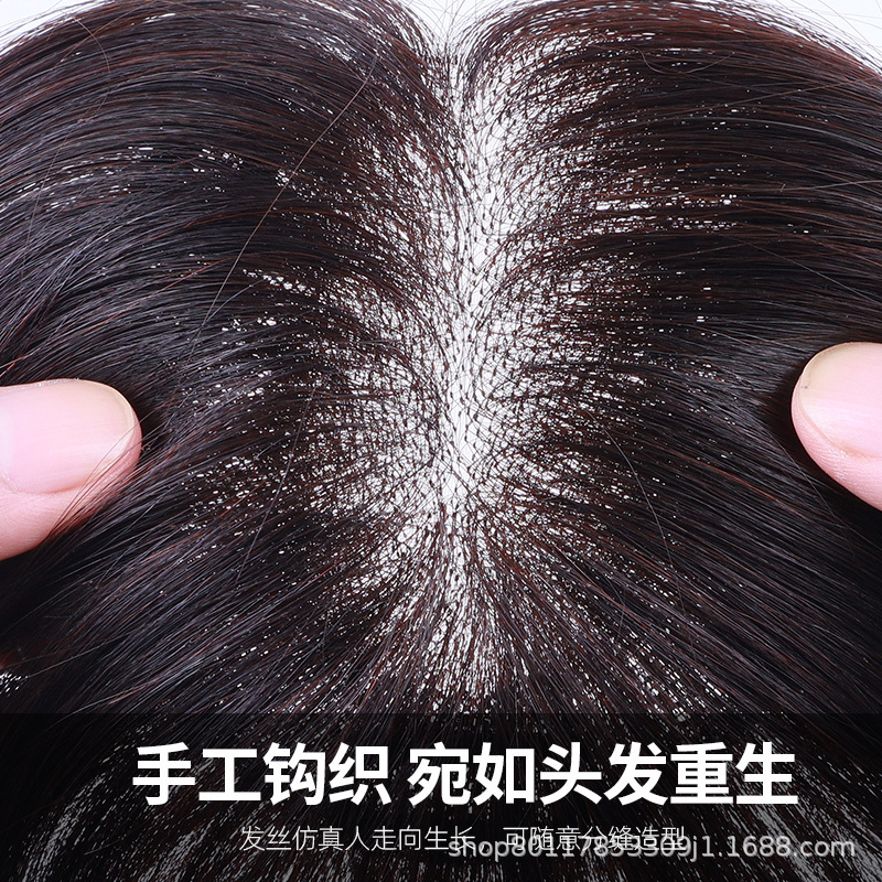 前髪のかつらの真髪の頭の上で女性の増発量の額に白髪をかぶせて全部手編みをします。|undefined
