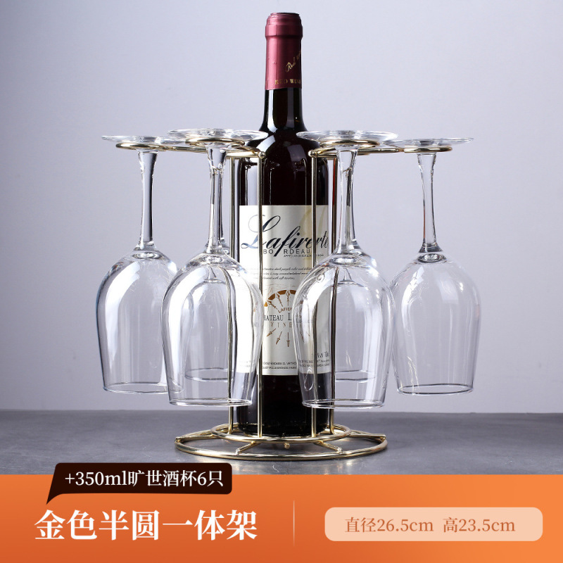 軽くて豪華な風の金色の酒の箱はワインの棚を飾ってワインの棚のワインの杯の棚を並べます。|undefined