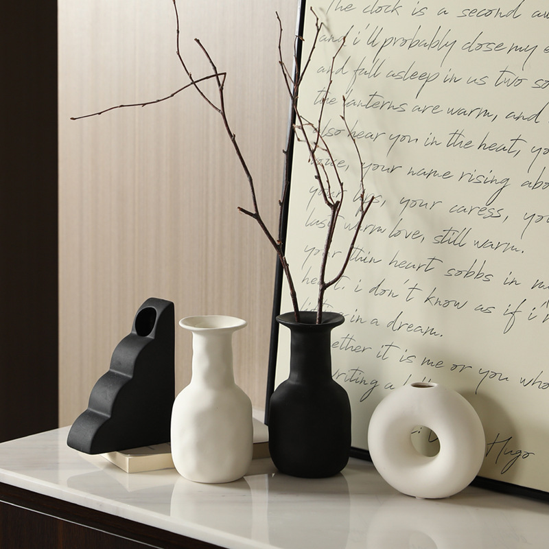 Retro blanco y negro ornamentos de vasijas de cerámica inserting silent viento sala de estar decorativa de flores en el hogar porche decoración del gabinete de televisión