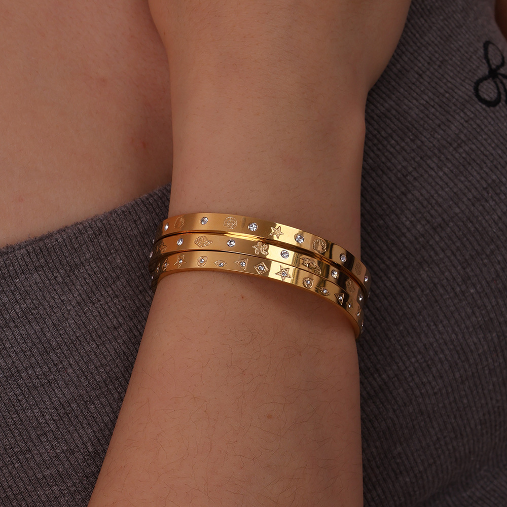 2025 nuevo INS venta caliente acero de titanio galvanoplastia al vacío viento del océano concha estrella de mar estrella triangular pulsera abierta