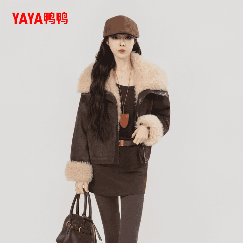 Duck Duck Short down Jacket for Women with Fur Collar and Patchwork Lapel, 2025 Winter New Fashionable Barn Style Reversible Coat