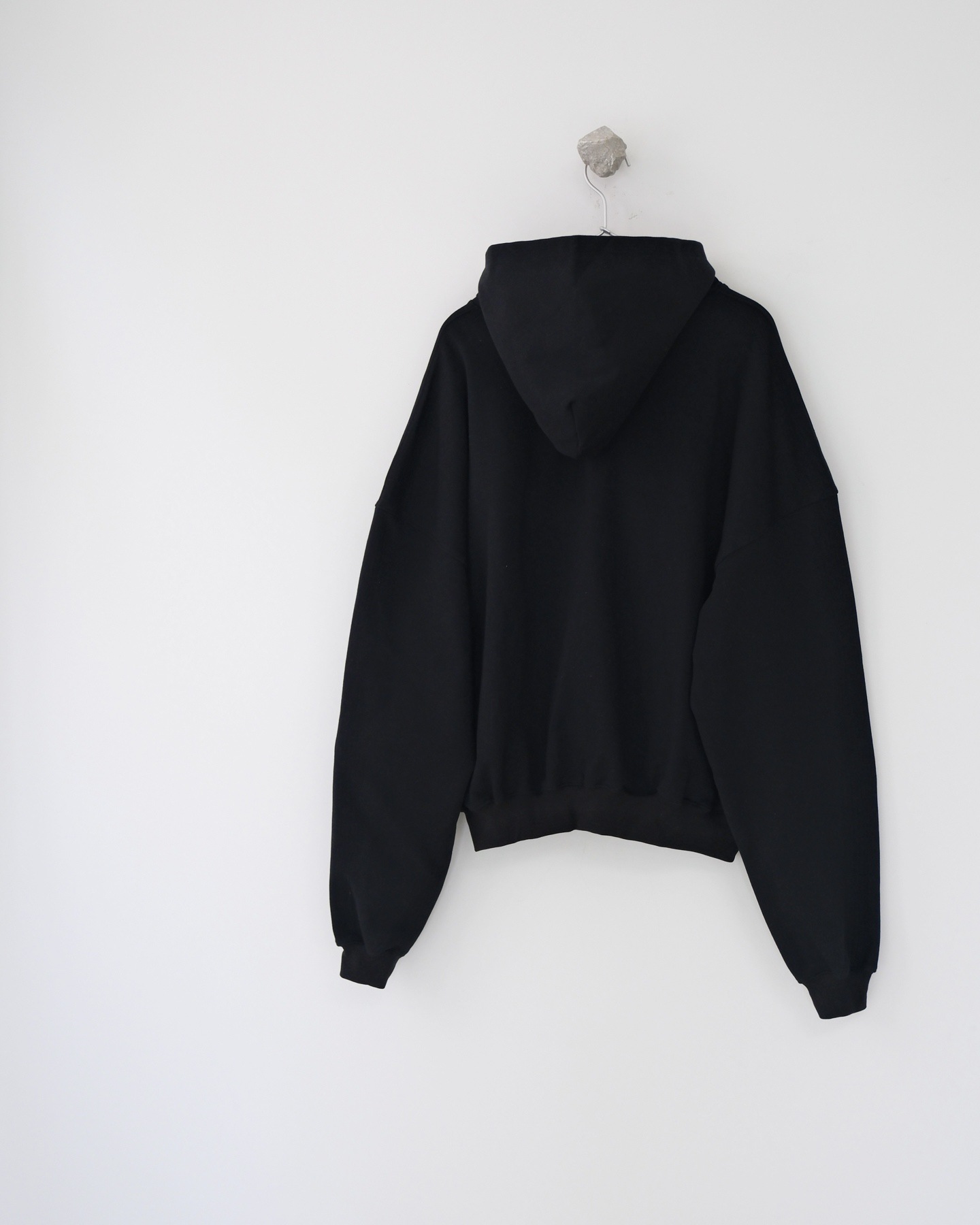 Felpa nera con cappuccio e lettera ricamata unisex_voghion.com