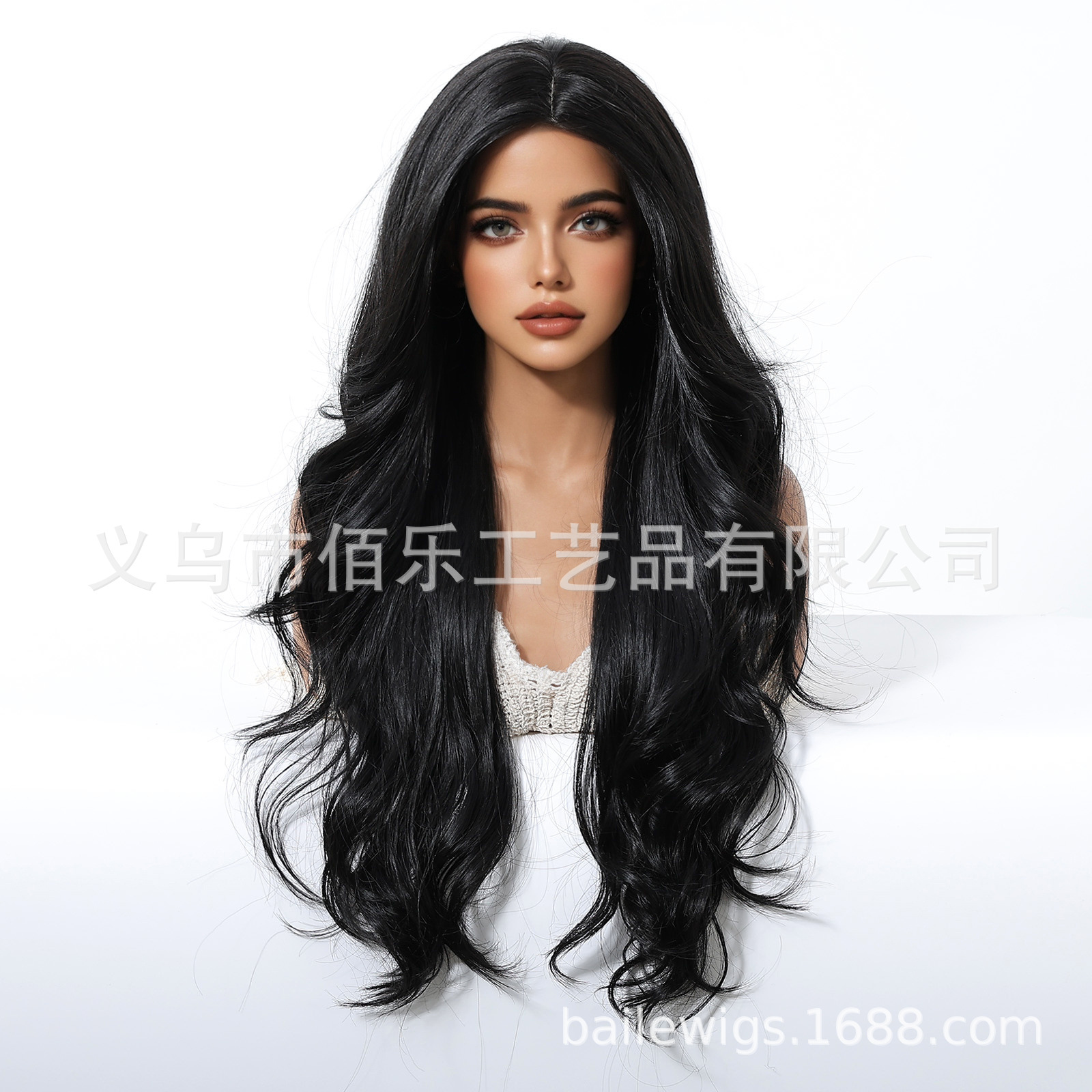 Venta en caliente pelucas negras naturales de cabello rizado de fibra química de cabello femenino Europa y América al por mayor en stock