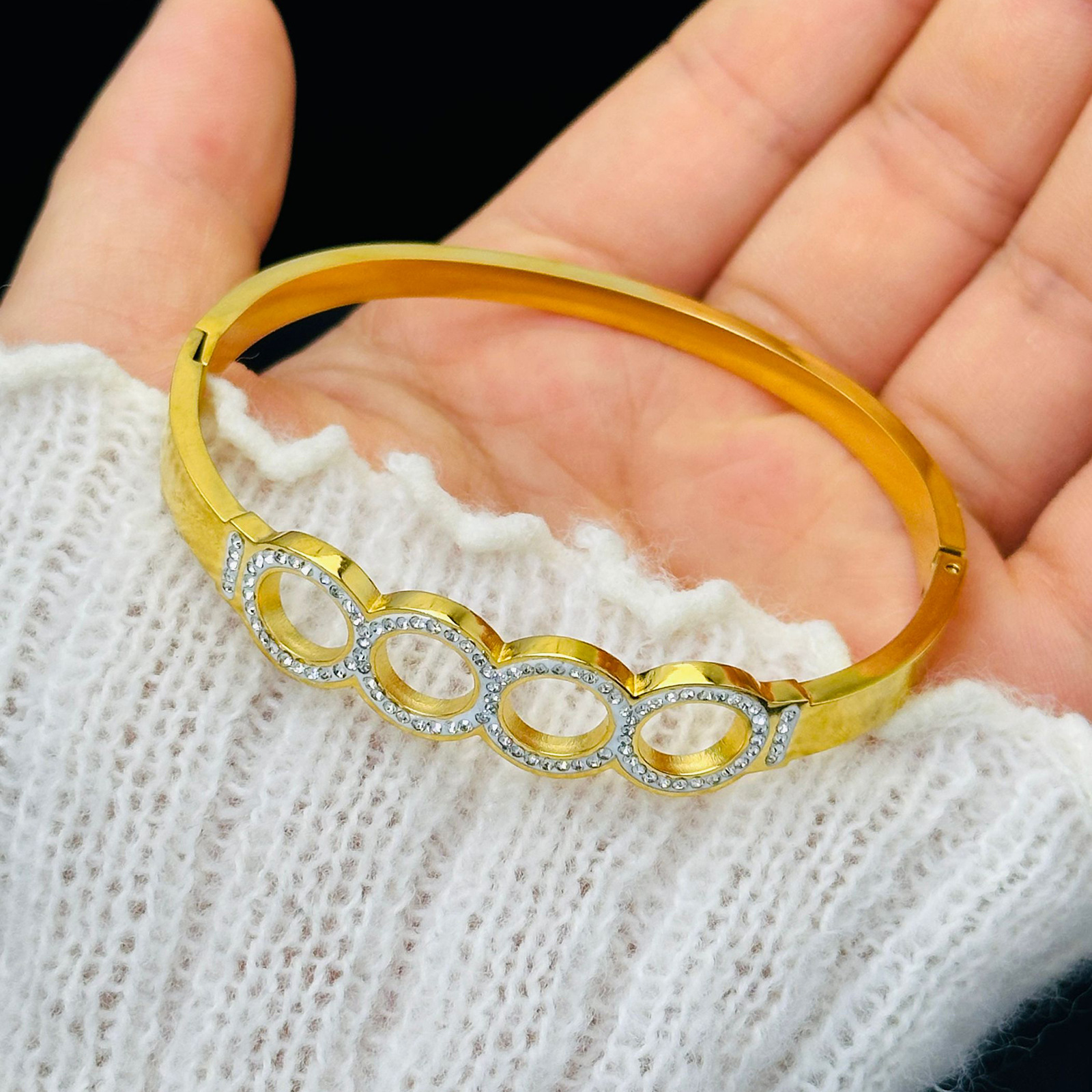 Xia Xia Zhong diseño ligero lujoso oro titanio acero pulsera de acero inoxidable para mujeres de alta calidad temperamento simple