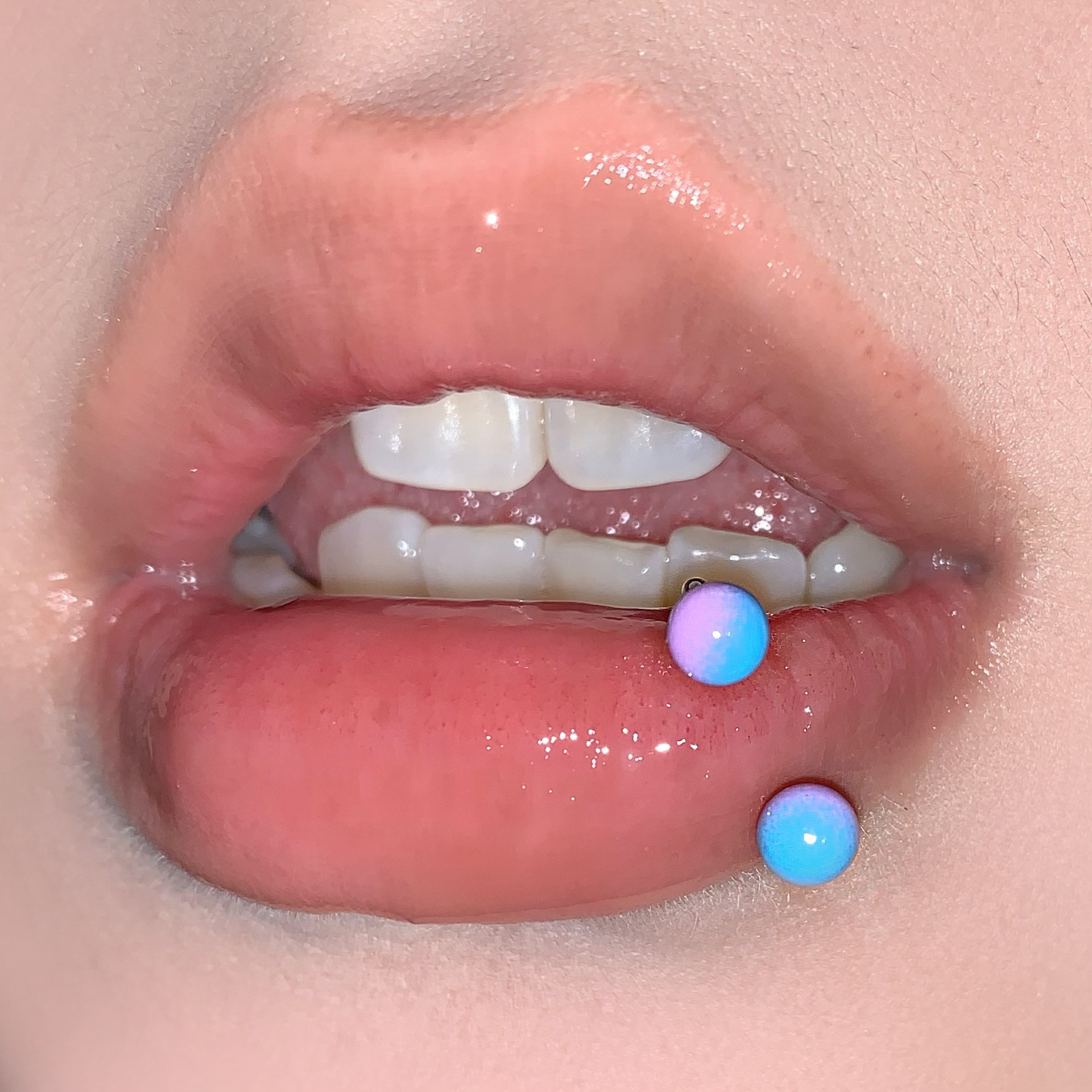 16G labret stud size and finish detail