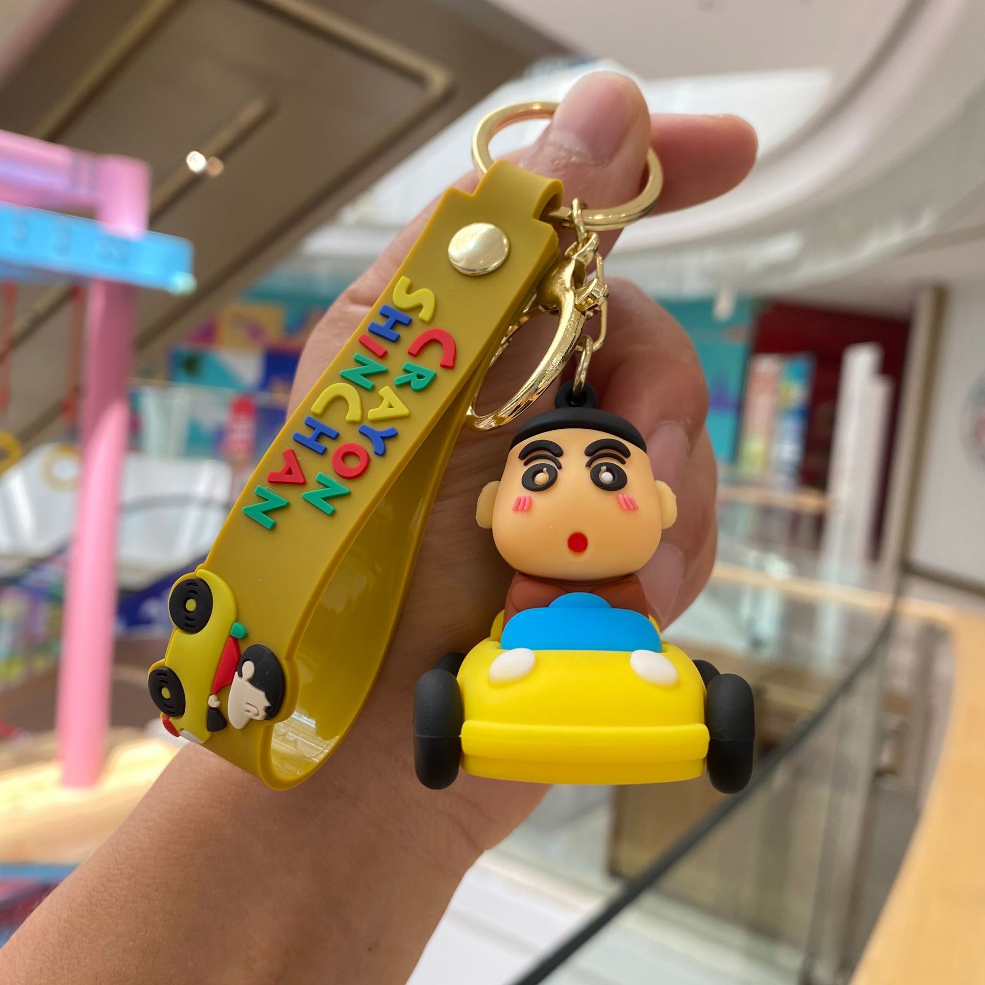 Coche de dibujos animados crayón pequeño llavero nuevo bolso de la muñeca colgante adornos de coche llavero pequeño regalo al por mayor