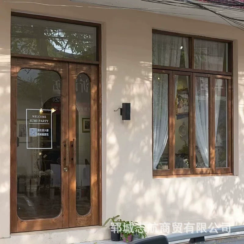 Старые двери из вяза, окна и окна. B&B кухонные рамы из массива дерева. Раскладные оконные рамы. Цветочный магазин. Тортовая. Окна с фрамугой.