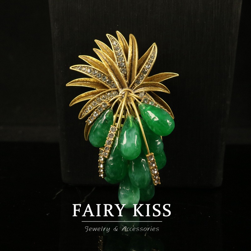 Sophisticated retro green fresh copper design brooch