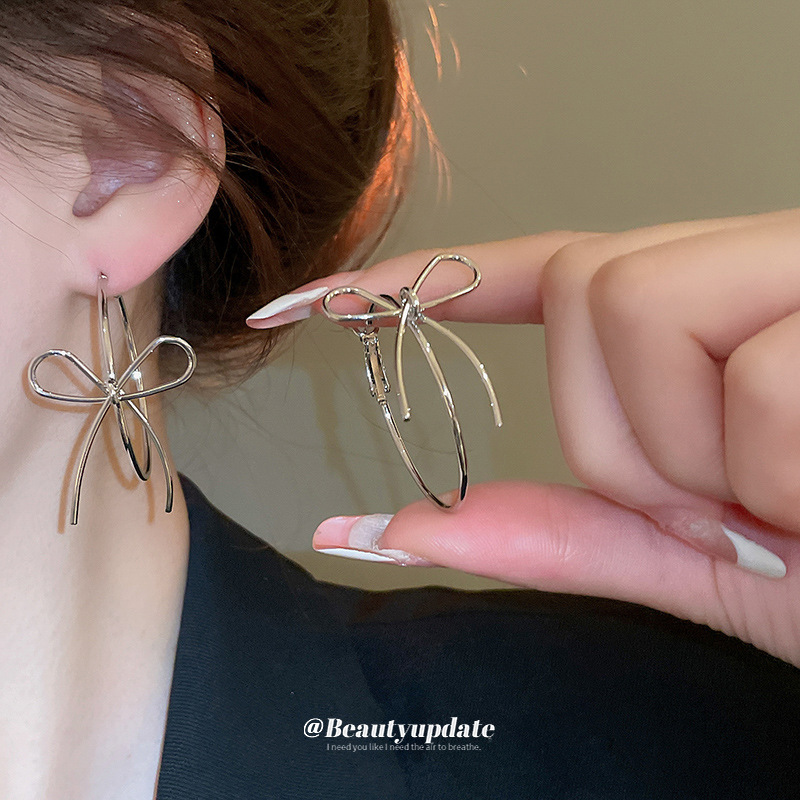 Aguja de plata Pendientes de lazo europeo y americano Estilo frío Pendientes de nicho de moda simple Pendientes de todo fósforo Lujo ligero Sensación de alto nivel Mujer