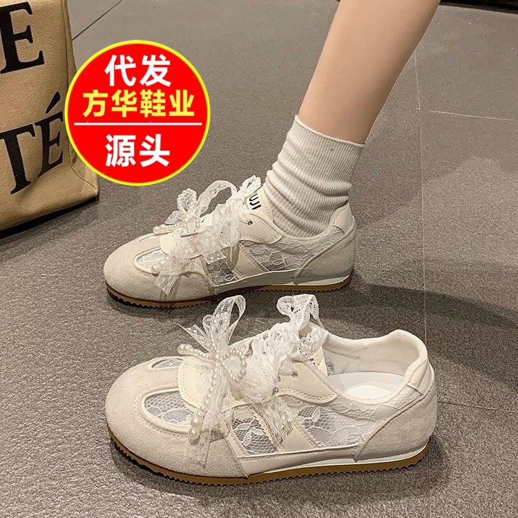 Zapatos de entrenamiento transpirables de malla para mujeres primavera y verano de 2026 perlas nuevos zapatos de alto valor de encaje skate casuales