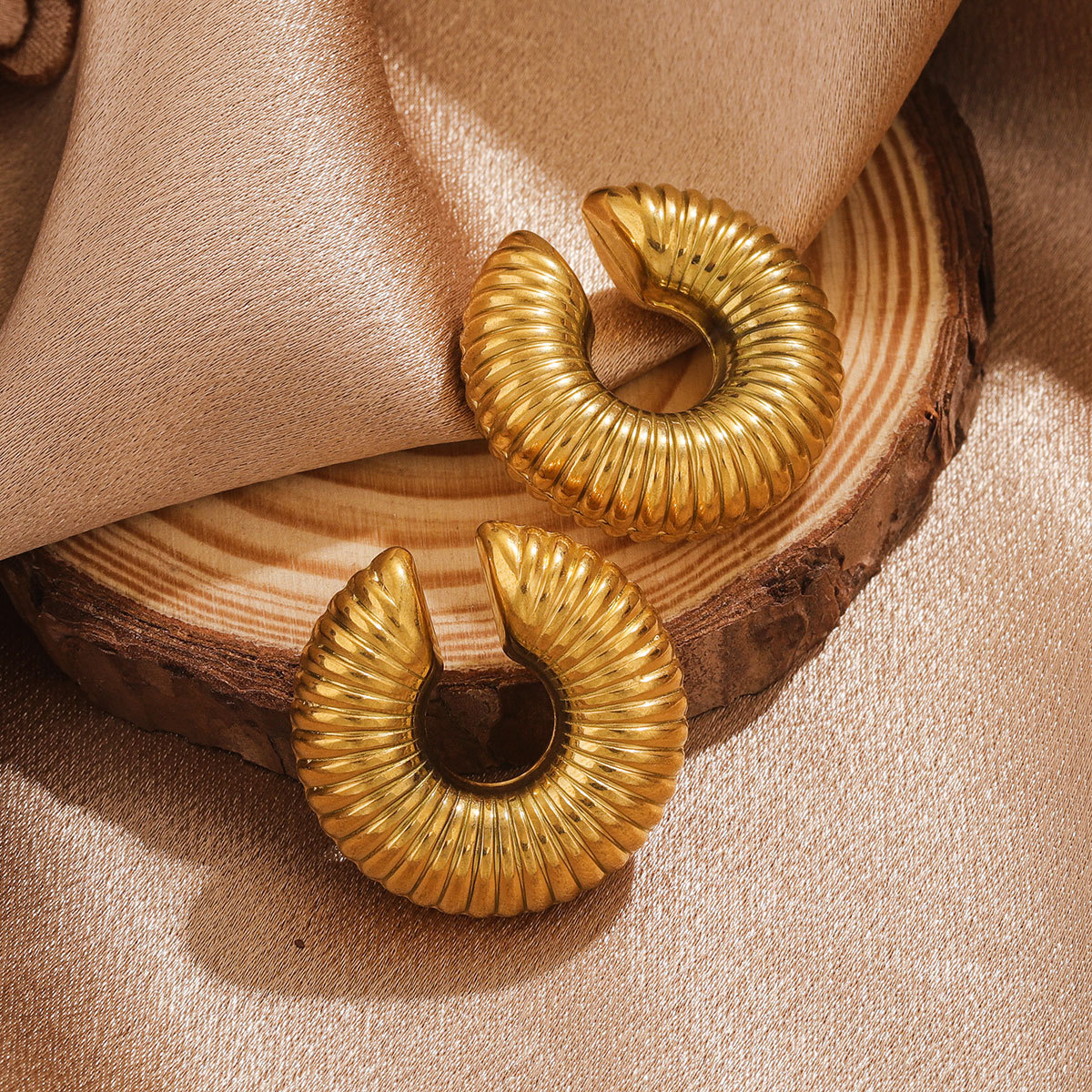 Hebilla de oreja roscada retro de alta gama europea y americana