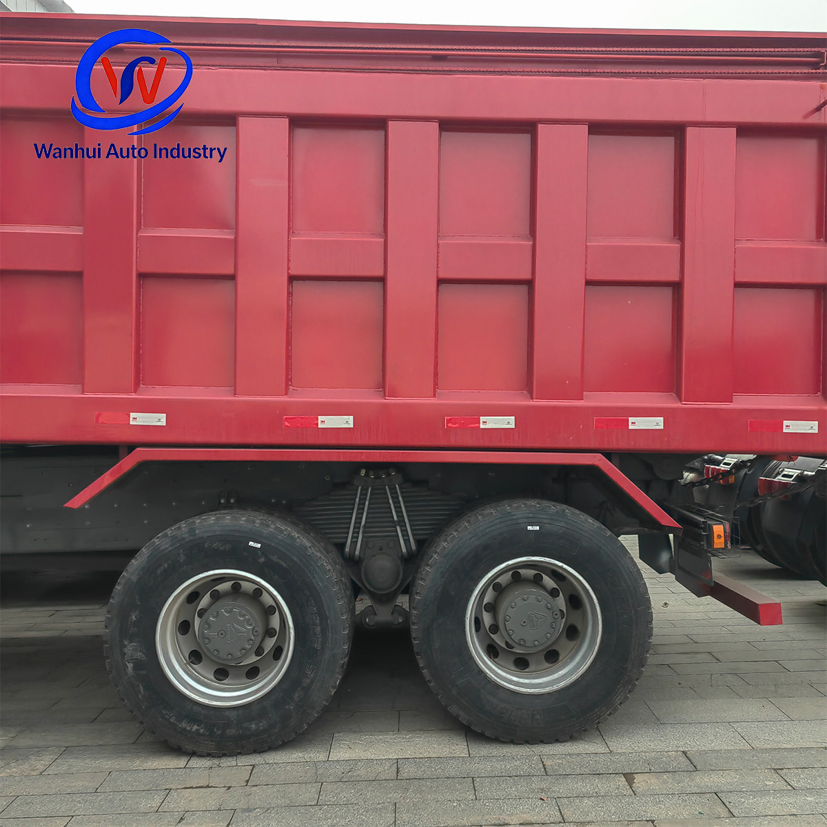 Howo 371-horsepower heavy-duty eight-wheel dump truck for transporting soil and rocks at mining sites