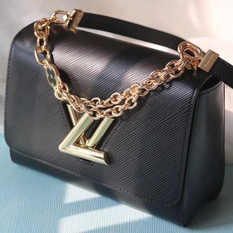 En el invierno de 2023, la nueva fábrica aprueba directamente el tejido retro del paquete de cadena ajustable con patrón de onda de agua de cerradura de torsión V twist.