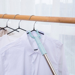 伸縮可能な物干し棒は服を支えます。